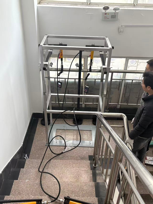 栏杆活荷载试验